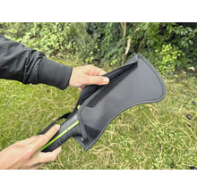 Een persoon houdt een tas voor een metaaldetector in de hand.