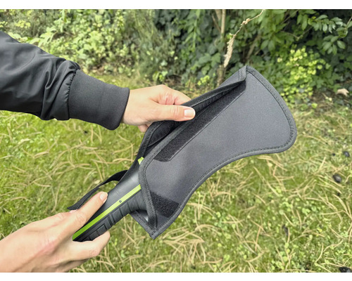 Een persoon houdt een tas voor een metaaldetector in de hand.