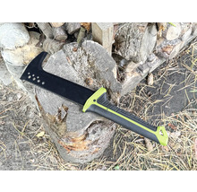 Tuinzaag op een boomstronk