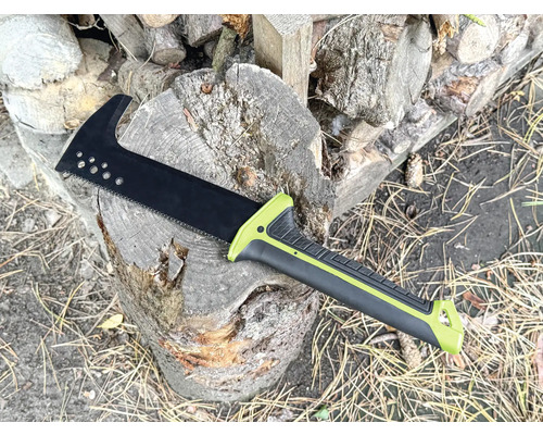 Tuinzaag op een boomstronk