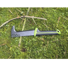 Tuinzaag met takhaak op een gazon