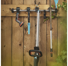 Tuinwerktuigen aan een gereedschapshouder aan een houten wand