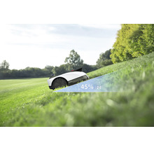 Robotmaaier op een gazon met een helling van 45 procent