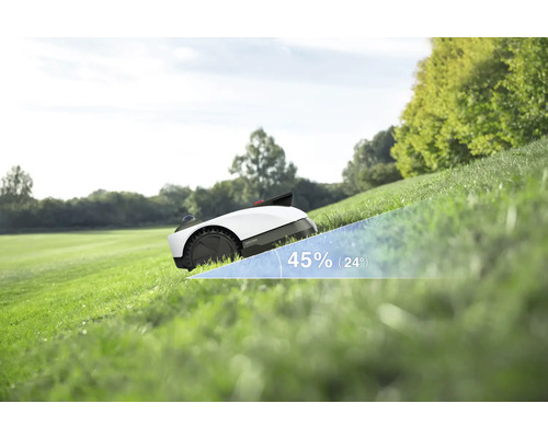 Robotmaaier op een gazon met een helling van 45 procent