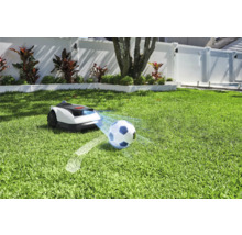 Robotmaaier op gazon met voetbal