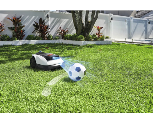 Robotmaaier op gazon met voetbal