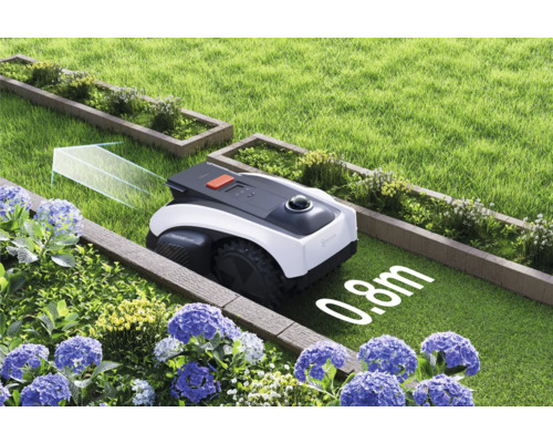 Robotmaaier in tuin tussen perken en gazons