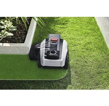 Robotmaaier die gazon onderhoudt in een tuin.