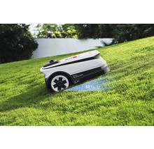 Robotmaaier op een gazonhelling met een hellingspercentage van 50 procent