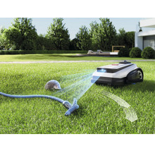 Robotmaaier op een gazon met een tuinslang en een egel