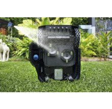 Robotmaaier wordt schoongemaakt met water