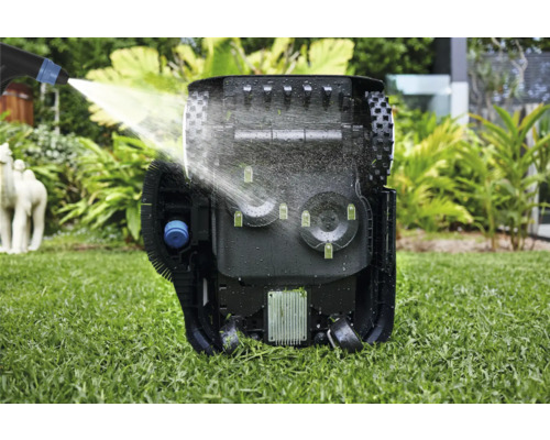 Robotmaaier wordt schoongemaakt met water