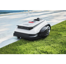 Automatische grasmaaier op gazon