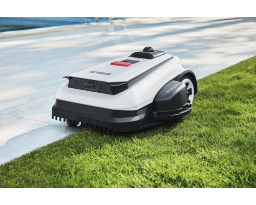 Automatische grasmaaier op gazon