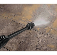 Hogedrukreiniger in gebruik voor het reinigen van stenen platen