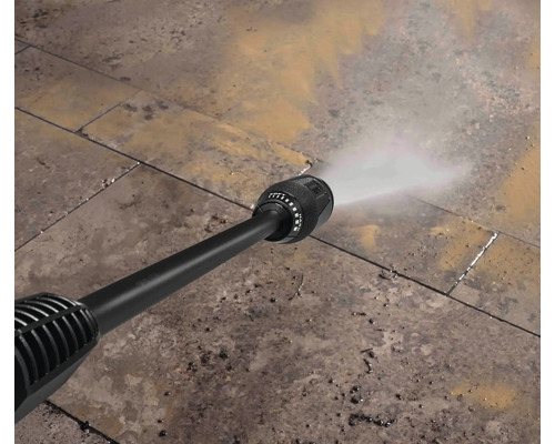 Hogedrukreiniger in gebruik voor het reinigen van stenen platen