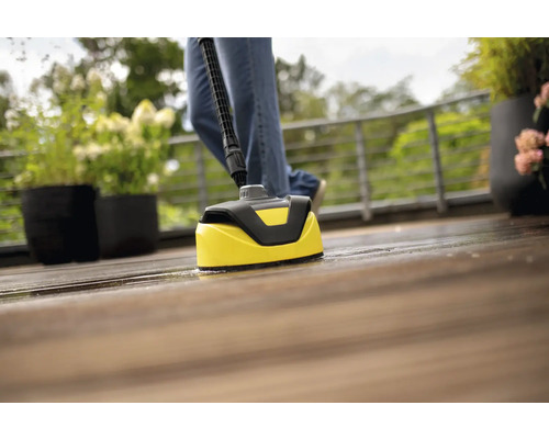 Terrasreiniger in gebruik op een houten terras
