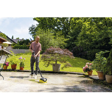 Man reinigt terras met een terrasreiniger