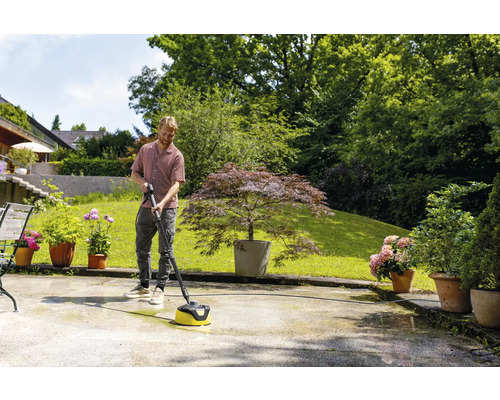 Man reinigt terras met een terrasreiniger