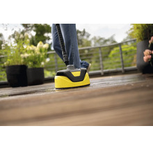 Terrasreiniger in gebruik op een houten terras.