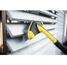 Kärcher logo. Reiniging van jaloezieën met een borstel en water.