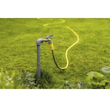 Tuin met waterkraan en tuinslang