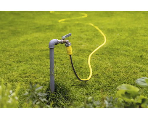 Tuin met waterkraan en tuinslang