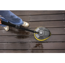 Toepassing van de Kärcher oppervlaktereiniger op een houten terras voor reiniging