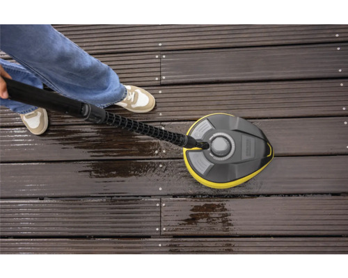 Toepassing van de Kärcher oppervlaktereiniger op een houten terras voor reiniging