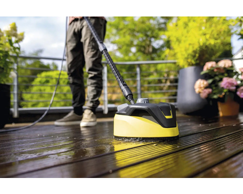 Terrasreiniger in gebruik op een houten terras