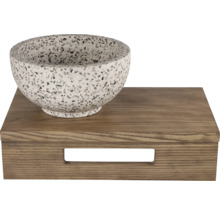 Decoratieve schaal op houten dienblad