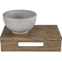 Steenachtige schaal op houten dienblad