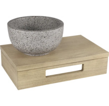 Decoratieve schaal op een houten doos