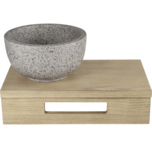 Decoratieve schaal op een houten doos