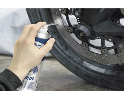 Motorreiniging met spuitbus voor velgenreiniging