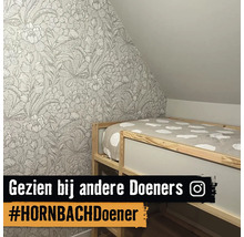 Lichte kinderkamer met bloemetjesbehang en hoogslaper.