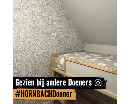 Lichte kinderkamer met bloemetjesbehang en hoogslaper.