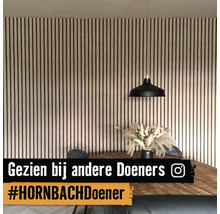 Eetkamer met wandpanelen, tafeldecoratie en hanglamp