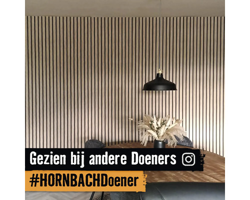 Eetkamer met wandpanelen, tafeldecoratie en hanglamp