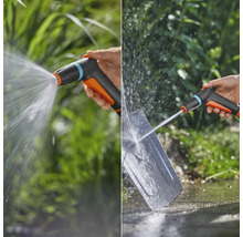 Tuinspuitpistool in gebruik voor het reinigen van een schop en het bewateren van planten
