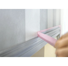 Afgeplakte wandlijst met schilderstape