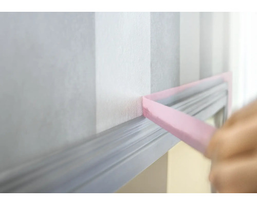 Afgeplakte wandlijst met schilderstape