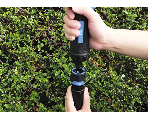 Persoon verbindt tuinslang met snelkoppeling