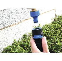 Tuinslangkoppeling wordt aangesloten op waterkraan