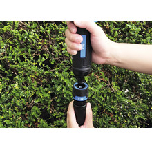 Twee handen verbinden een slangkoppeling van het merk for_q.