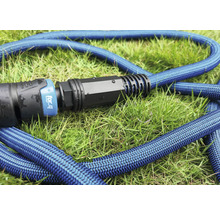 Tuinslang op gras met for_q logo