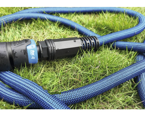 Tuinslang op gras met for_q logo