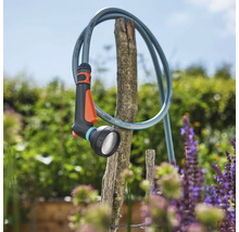 Tuinslang met sproeikop voor het besproeien van planten