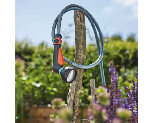 Tuinslang met sproeikop voor het besproeien van planten