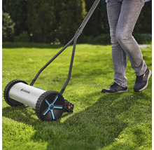 Handgrasmaaier in gebruik op een gazon